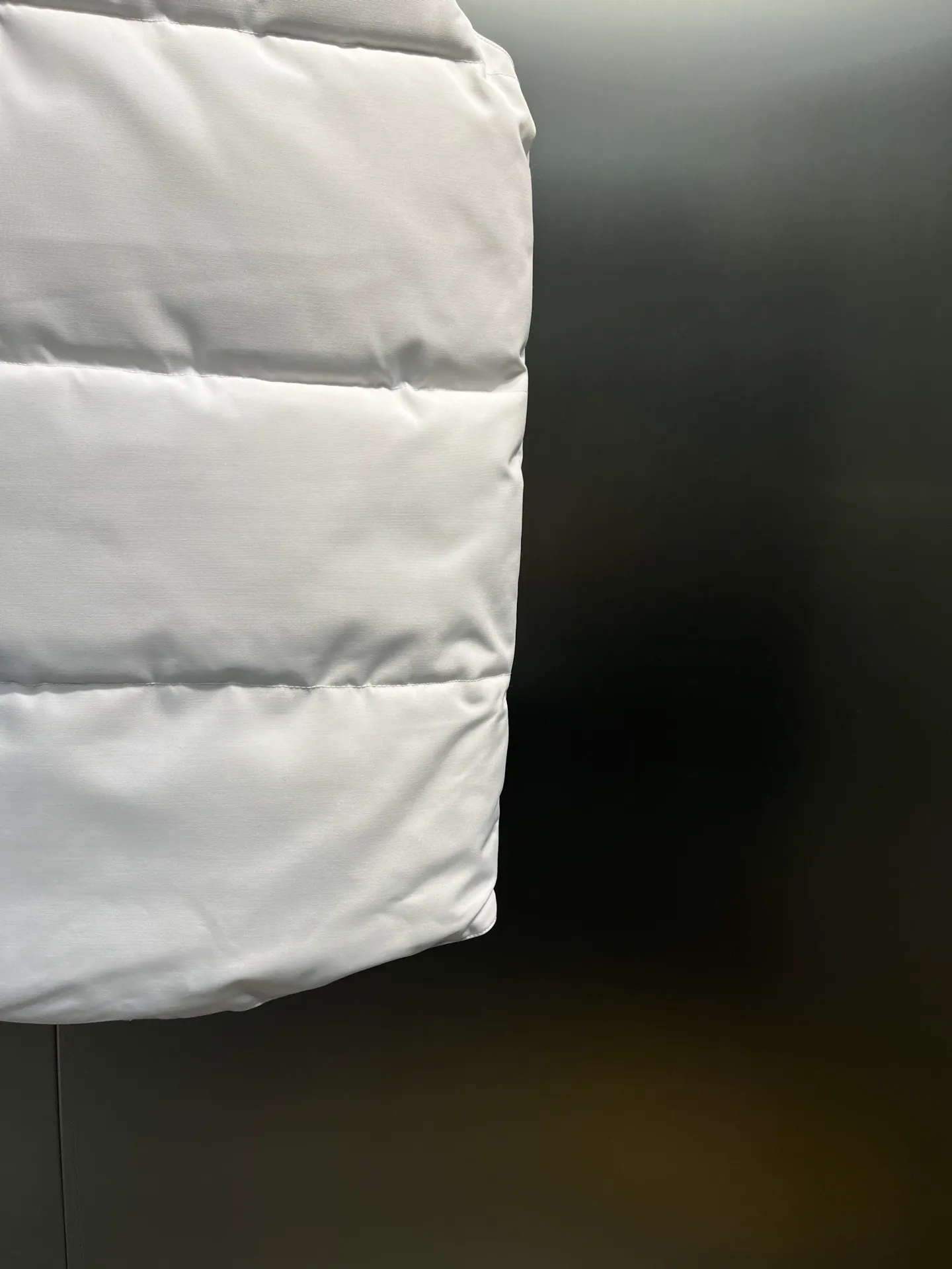 P380 🇨🇦Canada Goose""🇨🇦🌟 (pure white, non-returnable) Garson down vest has always been recognized as the warmest down jacket. Various Instagram celebrities, Internet celebrities, and celebrities often wear it for street photos. I make Canada Goose every year, but I still can't get rid of my love for it. No matter how cold the days are, there is no need to be afraid, because there is! Filled with 90% white duck down, it is the legendary warmest down jacket and is known as a must-have for Arctic outdoor sports! The most popular down jacket in the world, celebrities are rushing to buy it, it is a must-have!  Size: XS to 2XL